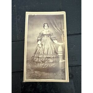 Antique CDV Photograph, 1800s Victorian‎ Woman, Civil War Era Portrait